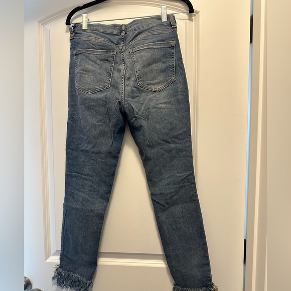 GOOD AMERICAN GOOD LEGS CROP JEANS - Picture 6 of 8